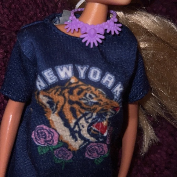 Barbie Doll with blonde hair, NY shirt & sweatpants, purse, necklace & hair comb - Picture 7 of 8